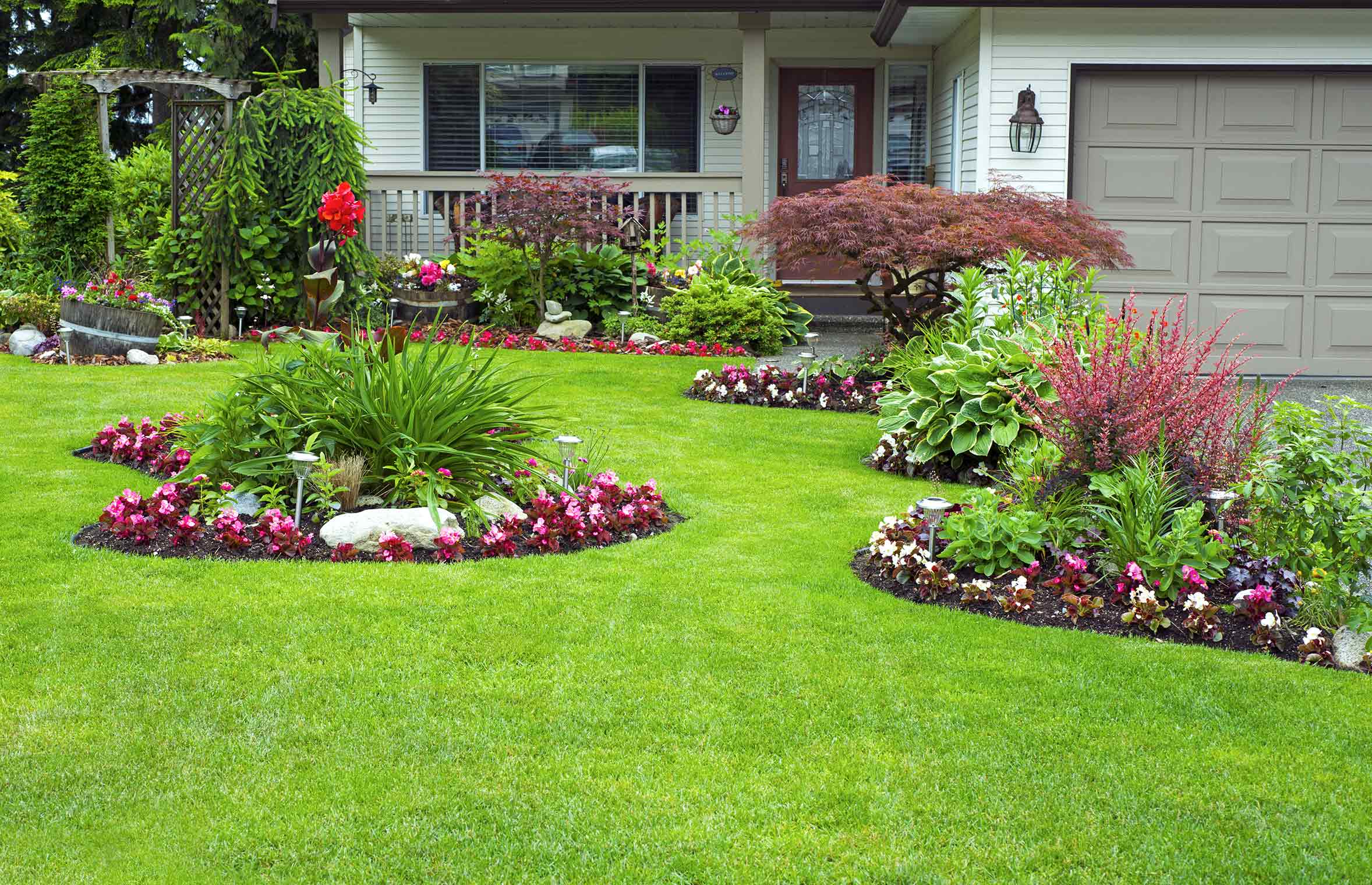 beautiful manicured front yard with landscaping beds
